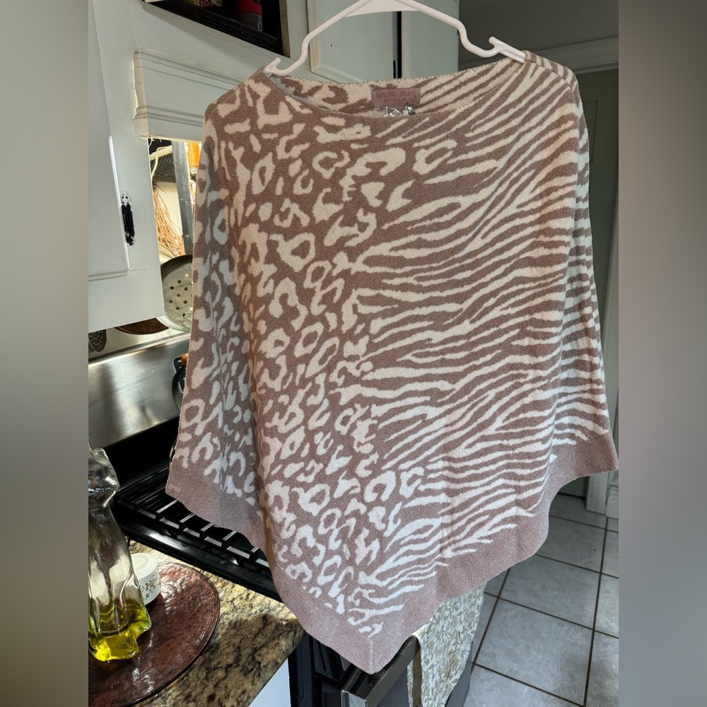 Barefoot dreams cape nwt one size